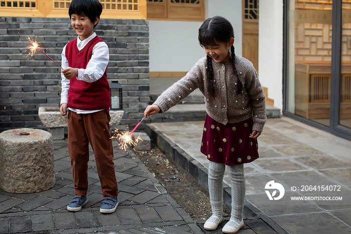 快乐的兄妹俩点烟花迎新年