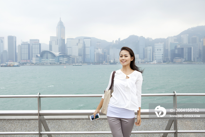 年轻女子在香港旅游