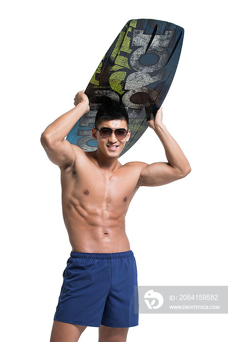 年轻都市型男拿着冲浪板
