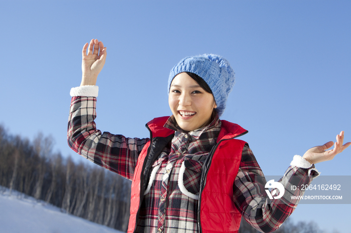 青年女子在滑雪场