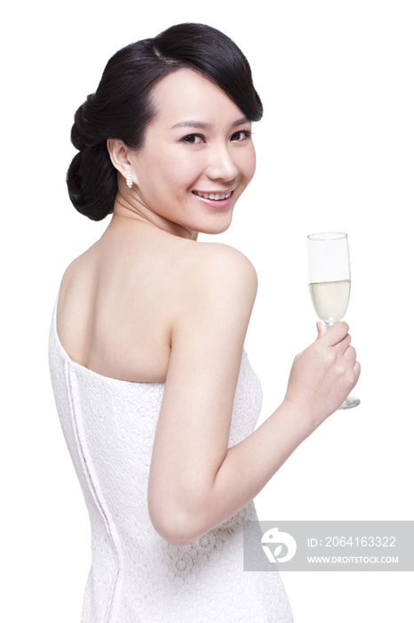 优雅的女人手拿香槟酒杯