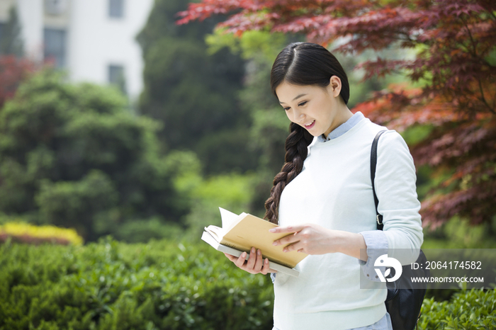 校园里读书的大学生