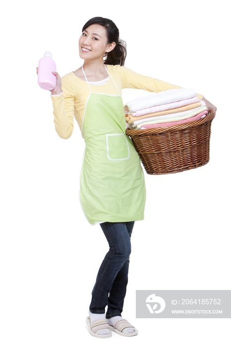洗衣服的青年女性