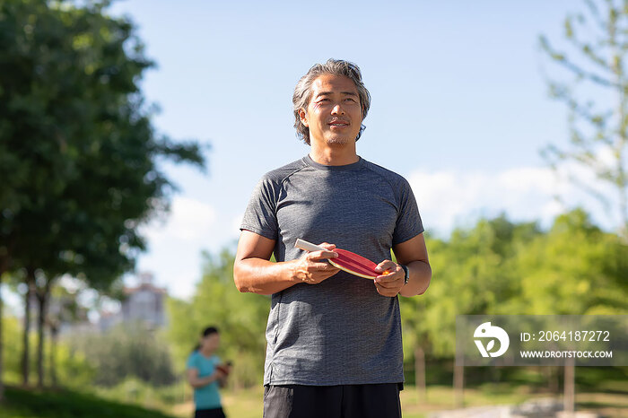 开心的中老年男子在户外打乒乓球