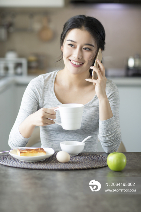 年轻女子在家吃早餐