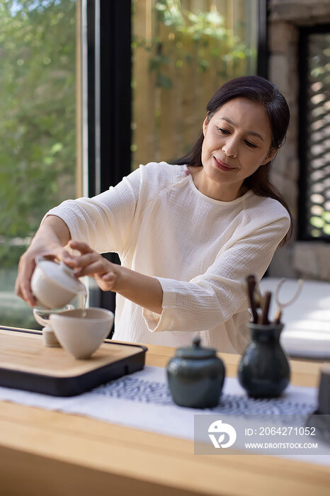 老年女子在茶室里品茶