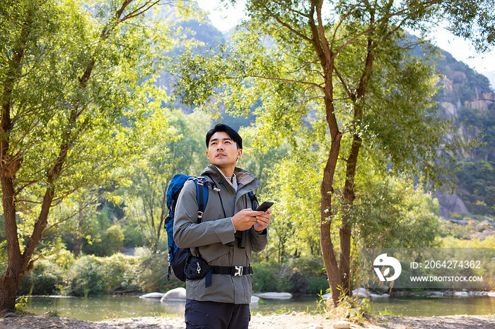 年轻男子户外徒步旅行