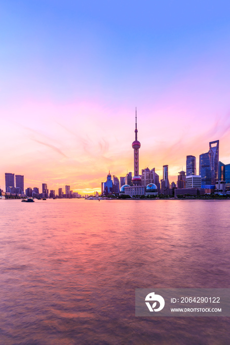 清晨的上海城市景观商业建筑和天际线