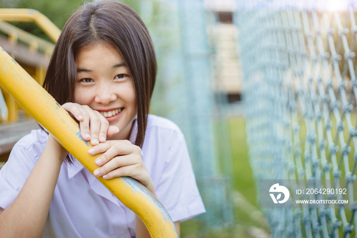 亚洲学生女孩青少年天真害羞微笑和看起来像相机的复制空间