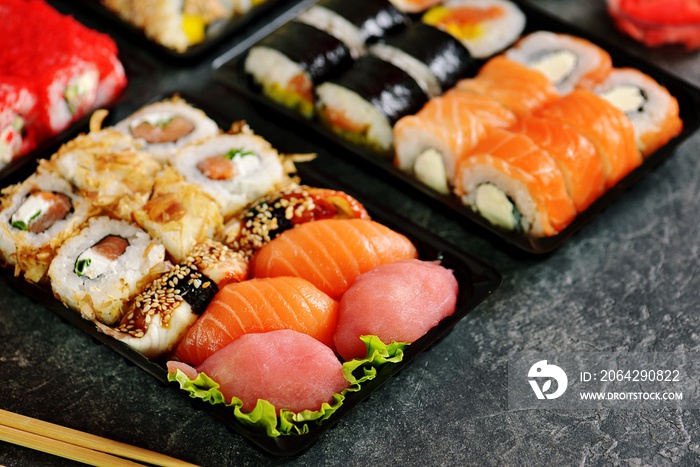 寿司配三文鱼、软奶酪、金枪鱼、烟熏鳗鱼。寿司送回家。健康食品。