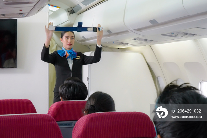 亚洲航空公司女乘务员向乘客演示在登机前系好安全带的程序