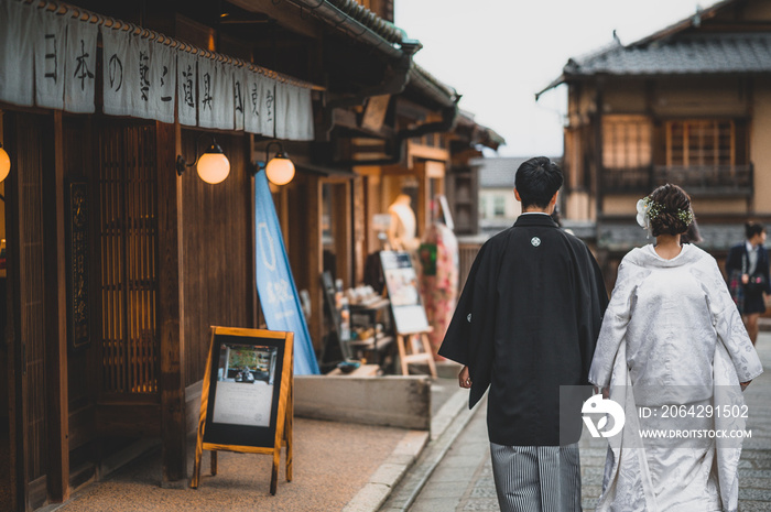 一对日本夫妇在婚礼当天穿着传统和服在京都拍照