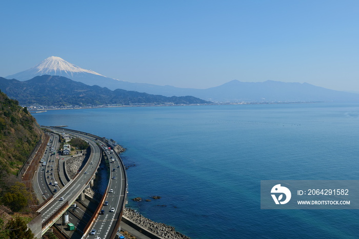 東海道の難所、さった峠より富士山を望む。清水、静岡、日本。3月下旬。