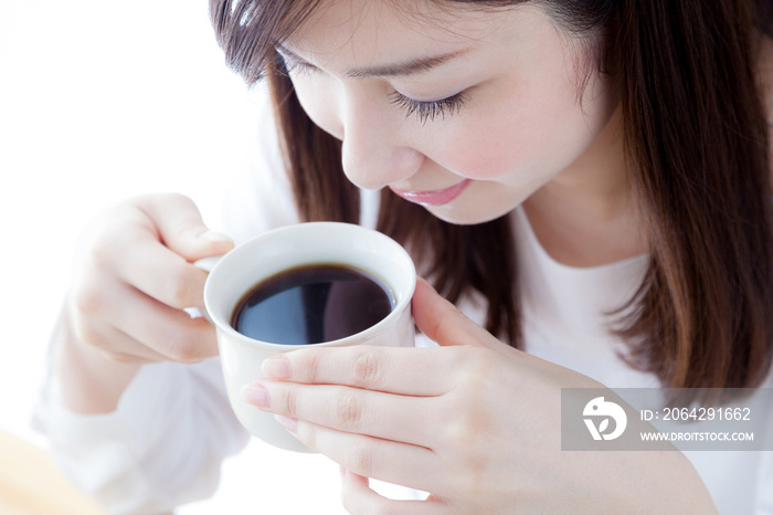 コーヒーを飲む女性　朝食