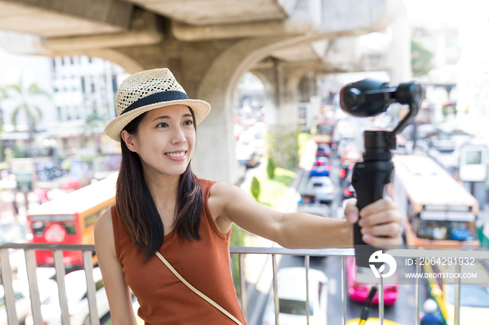 曼谷市使用摄像机拍摄视频的女子