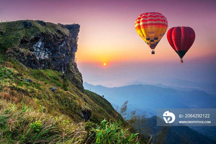 早上在Phu Chi fa国家公园，五颜六色的热气球在山上飞行。Chiang Ra