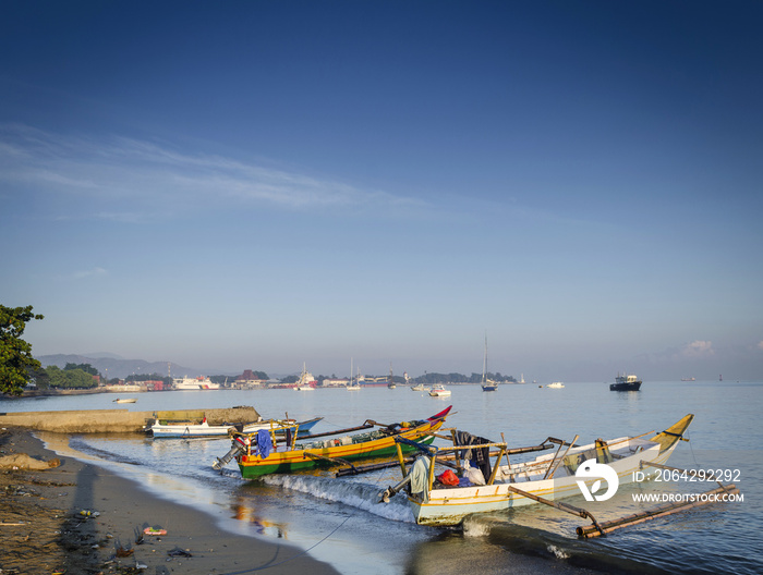 东帝汶迪利海滩上的传统渔船