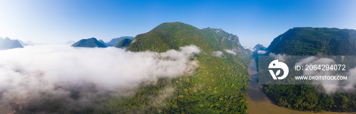 Nam Ou River空中全景无人机飞越清晨的薄雾和云层，Nong Khiaw Muang Ngoi L