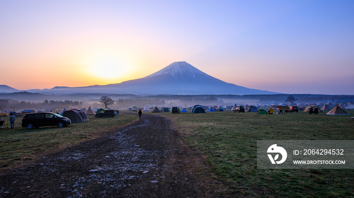 日出时富士山与Fumotopara露营地