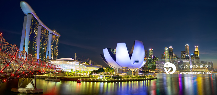 夜晚的滨海湾和新加坡城市天际线