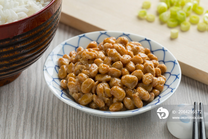 盛有传统日本发酵大豆的碗，称为纳豆