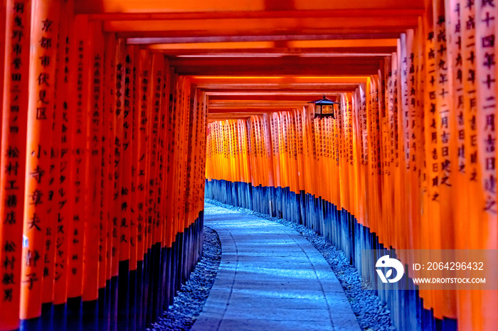 日本京都伏见稻荷里神社的红色Torii门