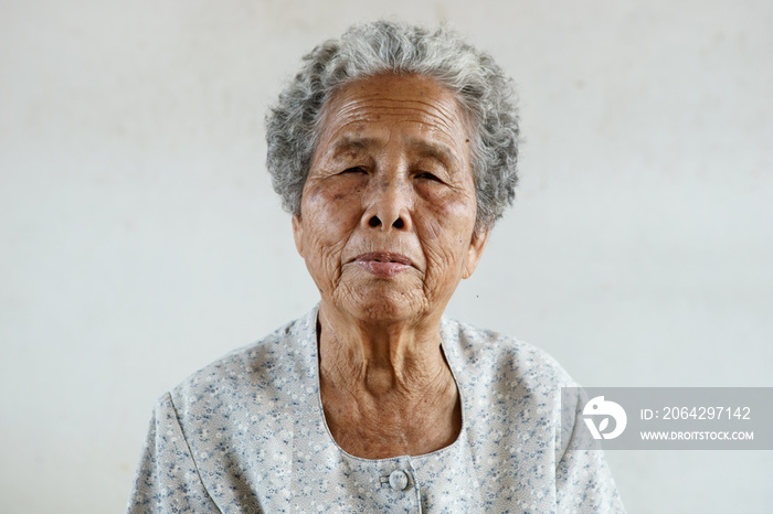 白人背景下的亚洲高级女性形象