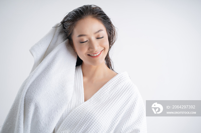 Asian women are using a dry towel to dry their hair.after showering