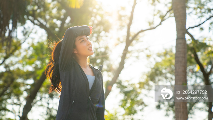 自信亚洲女性夏季早晨在城市公园慢跑运动服。健康