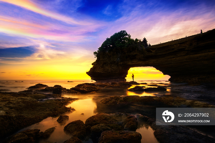 印度尼西亚巴厘岛Tanah Lot寺庙的海景和日落。（黑暗）