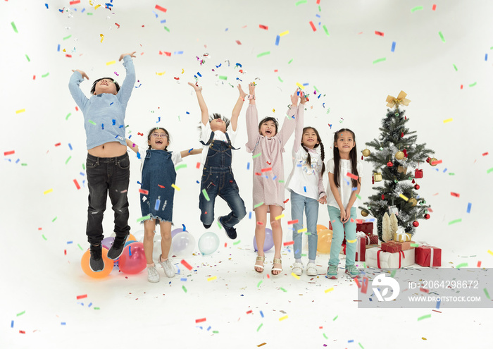 一群孩子一起庆祝圣诞节和新年快乐派对。