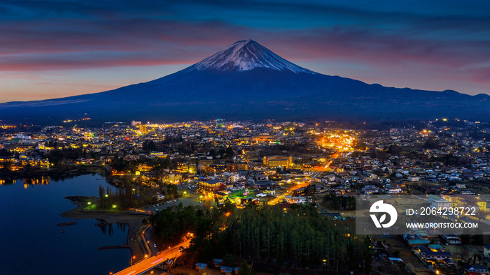 日本夜晚的富士山和富士河国城。