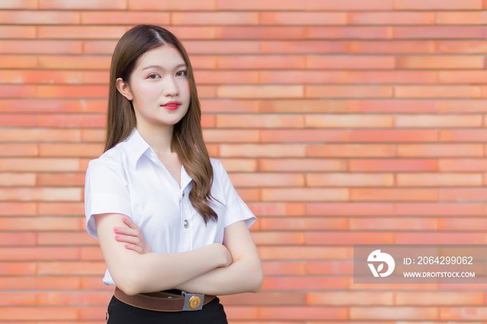 一位身穿大学生制服的泰国成年学生的肖像。与之站在一起的亚洲美女