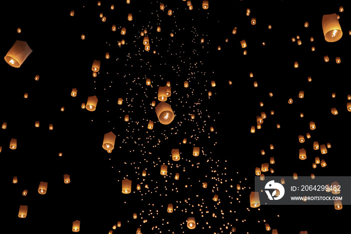 泰国清迈罗井洞节的游客漂浮天灯。