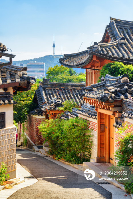 首尔舒适的古老窄街和传统的韩国房屋