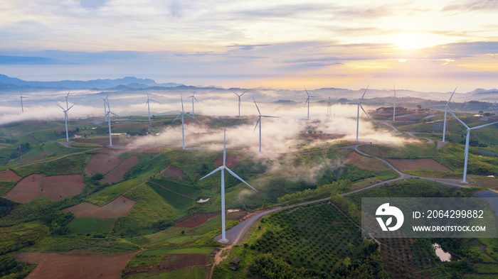 绿色能源风力涡轮机，无人机飞行的鸟瞰图风力涡轮机产生天然电力