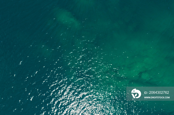 海面鸟瞰图，蓝色海浪和水面纹理的鸟瞰图蓝色海水背景