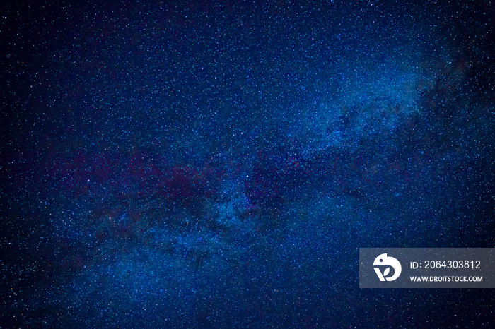 深蓝色夜空，有许多恒星，宇宙银河系背景