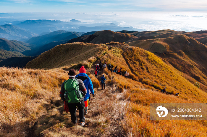 菲律宾第二高峰普拉格山的徒步小径