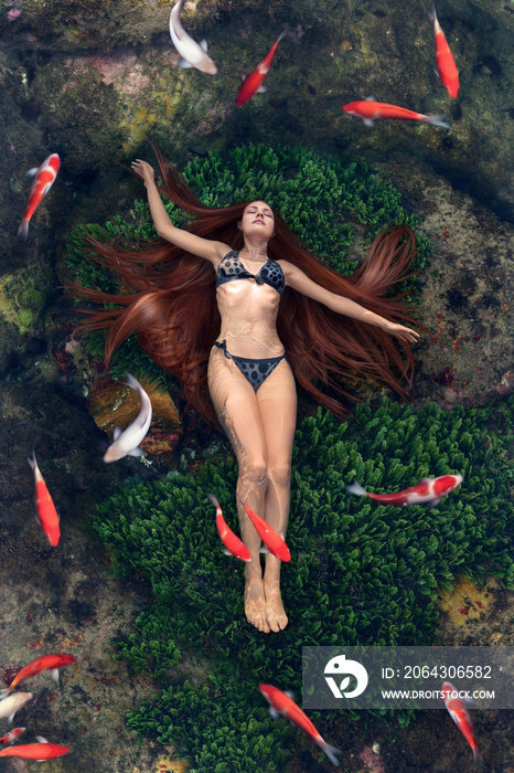 漂浮在水中的年轻女子