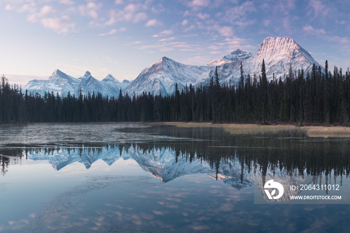 班夫国家公园内加拿大落基山脉的山脉、湖泊和小径的壮丽景色