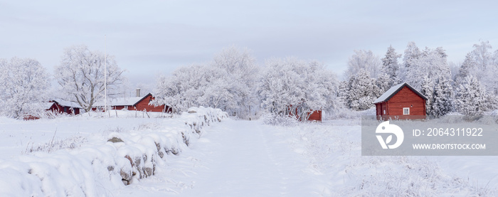 农场的谷仓和房子在寒冷的冬天，有雪和霜。