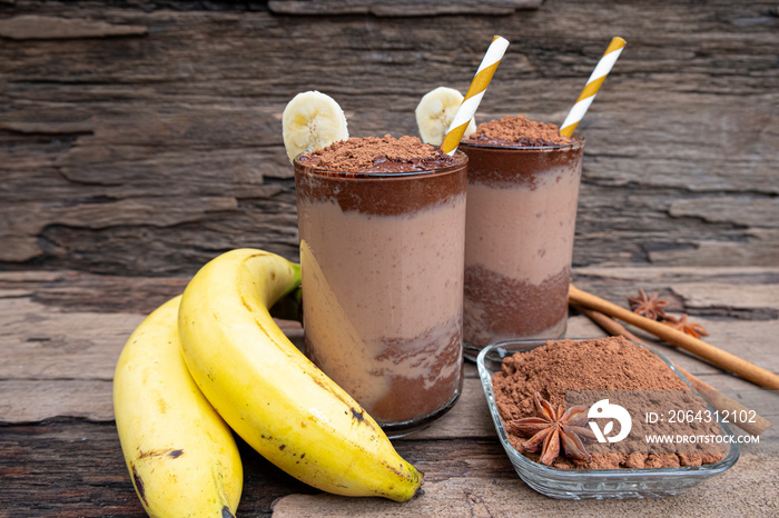 香蕉混合巧克力酸奶奶昔牛奶高蛋白饮料棕色，把杯子放在木棒上