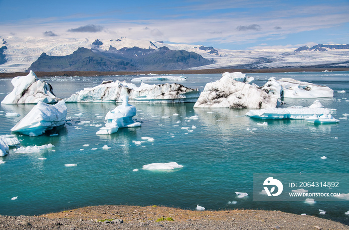 夏季的冰岛。Jokulsarlon冰川泻湖中的冰山。欧洲的Vatnajokull国家公园。