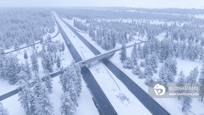 空中表演：繁忙的高速公路周围白雪皑皑的景色。