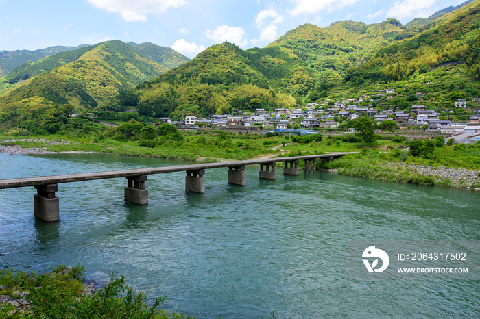 高知県仁淀川にかかる沈下橋（片岡沈下橋）