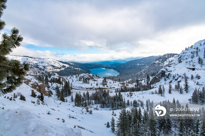 冬季雪下的唐纳湖，加利福尼亚州，全景，山上有隧道