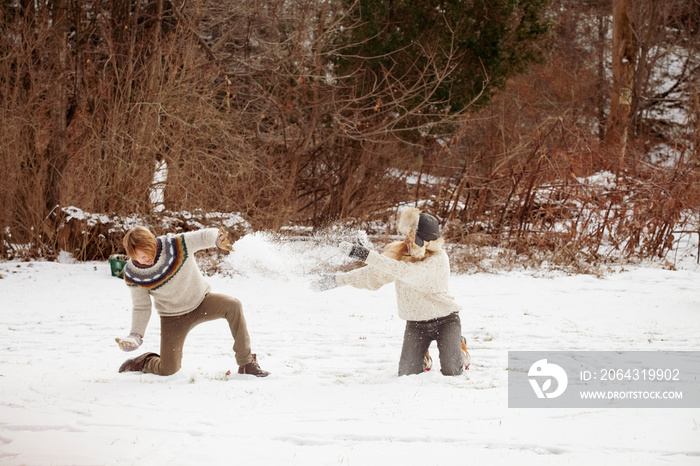 幸福的一对情侣在森林里光秃秃的树上玩雪