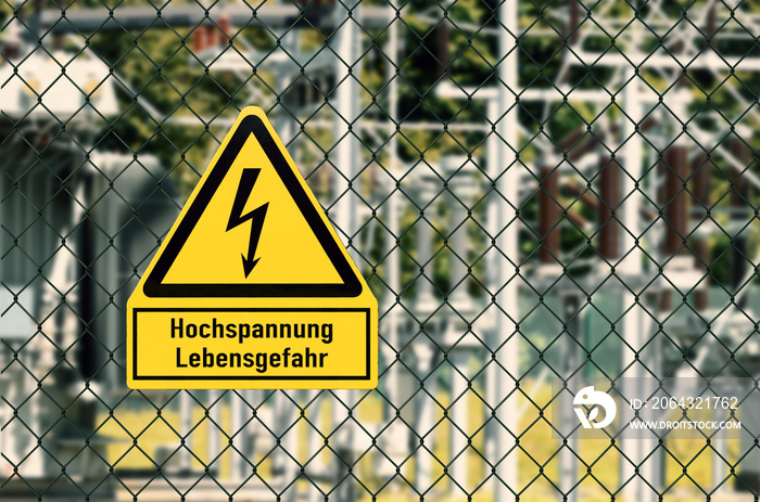 Schild Hochspannung, Lebensgefahr am Zaun eines Umspannwerkes