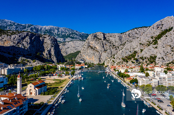 Omis in Kroatien aus der Luft - Die Stadt  Omis von oben